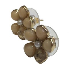 CHANEL Flower Stud Earrings in Beige Resin and Pearly Bead