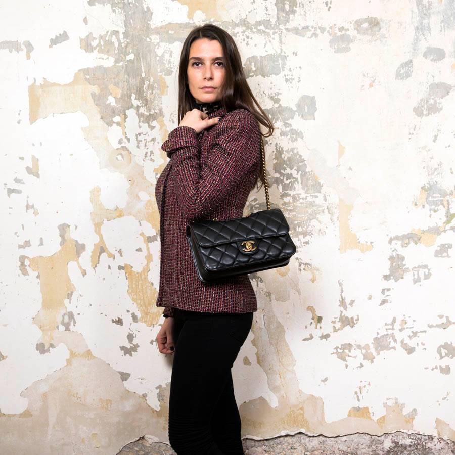 Collector. Chanel double flap bag, 'Pondicherry' model,  'Paris-Bombay' collection, in black quilted leather and bordeaux borders. Aged coppered gold metal hardware. 
Worn by hand using a small chain or shoulder with a chain shoulder strap and black