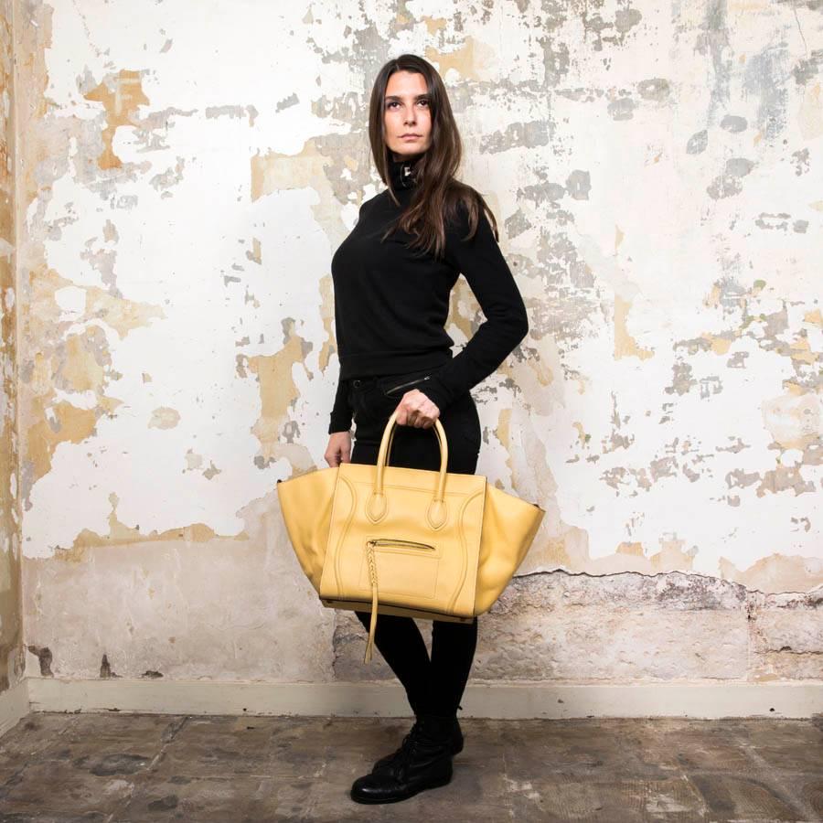 Luggage Celine bag in yellow grained leather. Gold metal jewelery. The interior is in yellow leather. There are one zipped pocket inside and one outside. 
Worn by hand. Serial number: U-CU-0133.

In very good condition. Made in Italy.

Dimensions :
