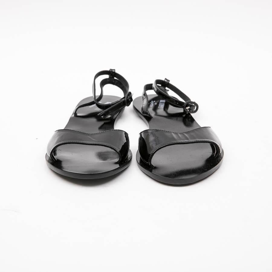 Karl Lagerfeld for Repetto sandals in black patent leather. 

New condition. Collector. Size 40FR

'Karl Lagerfeld in 2009 imagines the manufacture of a tutu attached to the ankle in black patent leather on the ballerina'

Dimensions: W 26 X Width