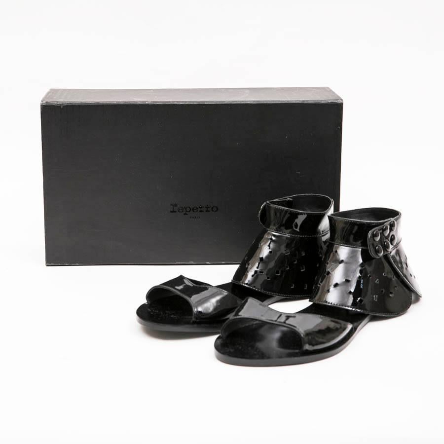 KARL LAGERFELD pour REPETTO Sandales en cuir verni noir Taille 40FR en vente 6