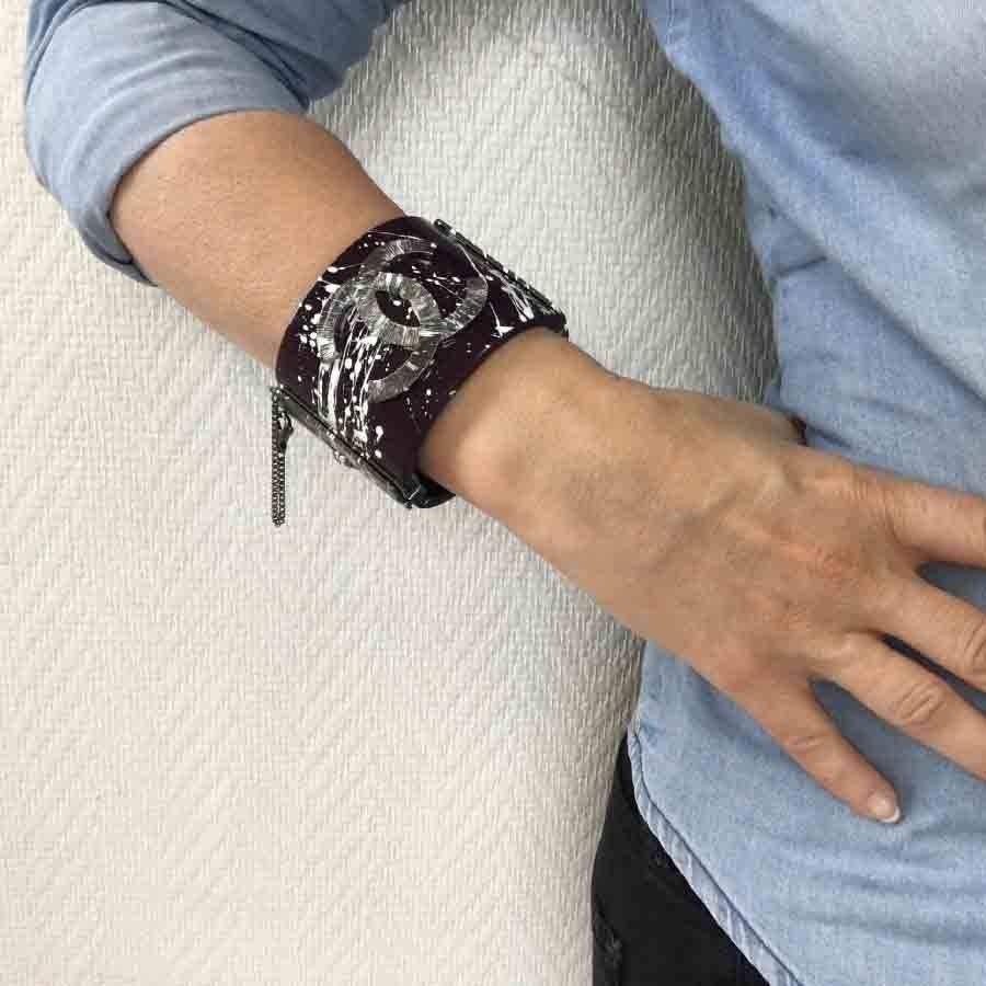 Very beautiful Chanel graffiti cuff bracelet in purple resin and silver metal hardware.

New condition. Made in France, 2014 collection. Safety chain.

Dimensions: height: 5.2 cm, inside diameter: 5.5 cm

Will be elivered in a black box and Chanel