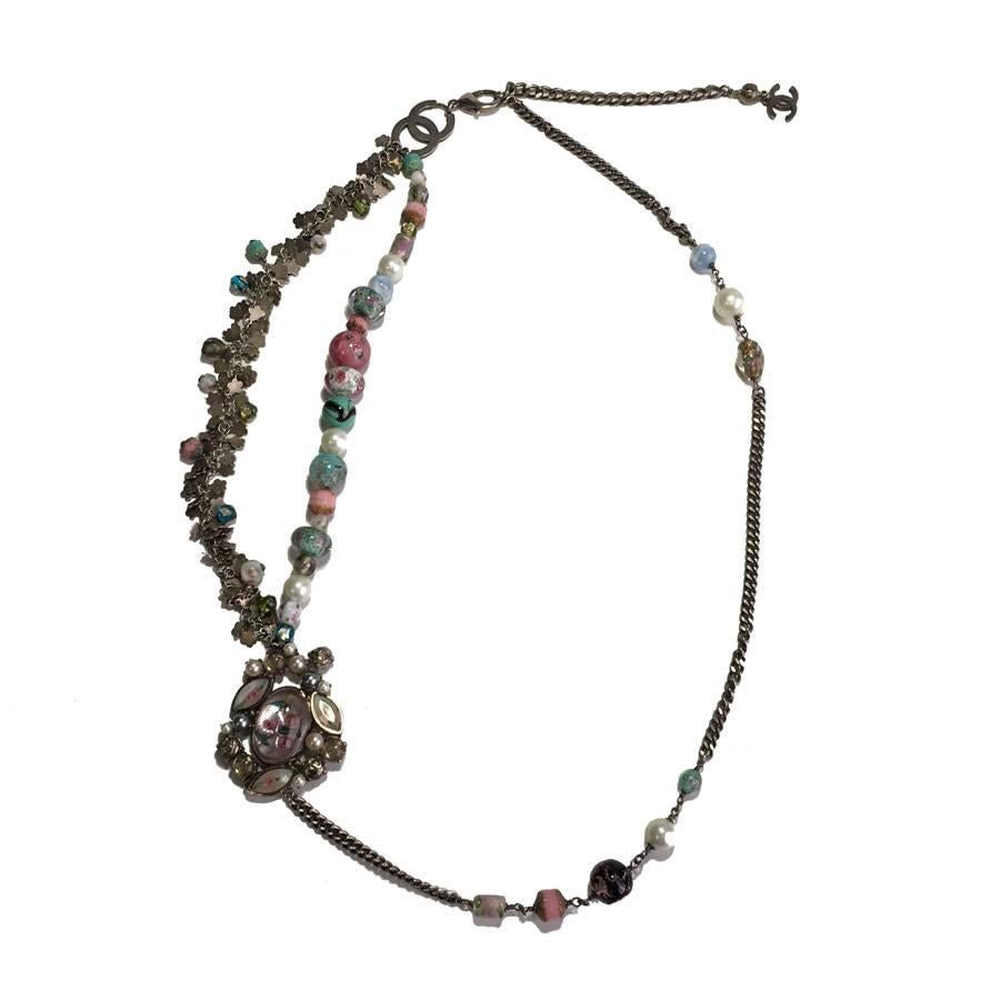 Couture! Splendid Chanel belt in silver chain, transparent molten glass beads inlaid with colors, pearls, 2 CC in silver-plated metal. 

Silver metal piece and clear glass, pink background and flower pattern, chain made of small silver flowers and
