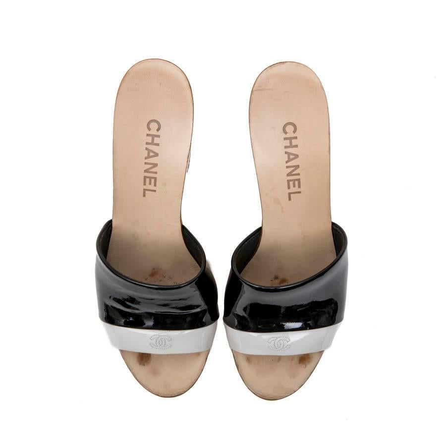CHANEL Clogs Mules in Wood and Light Gray Patent Leather Size 37.5 In Good Condition In Paris, FR