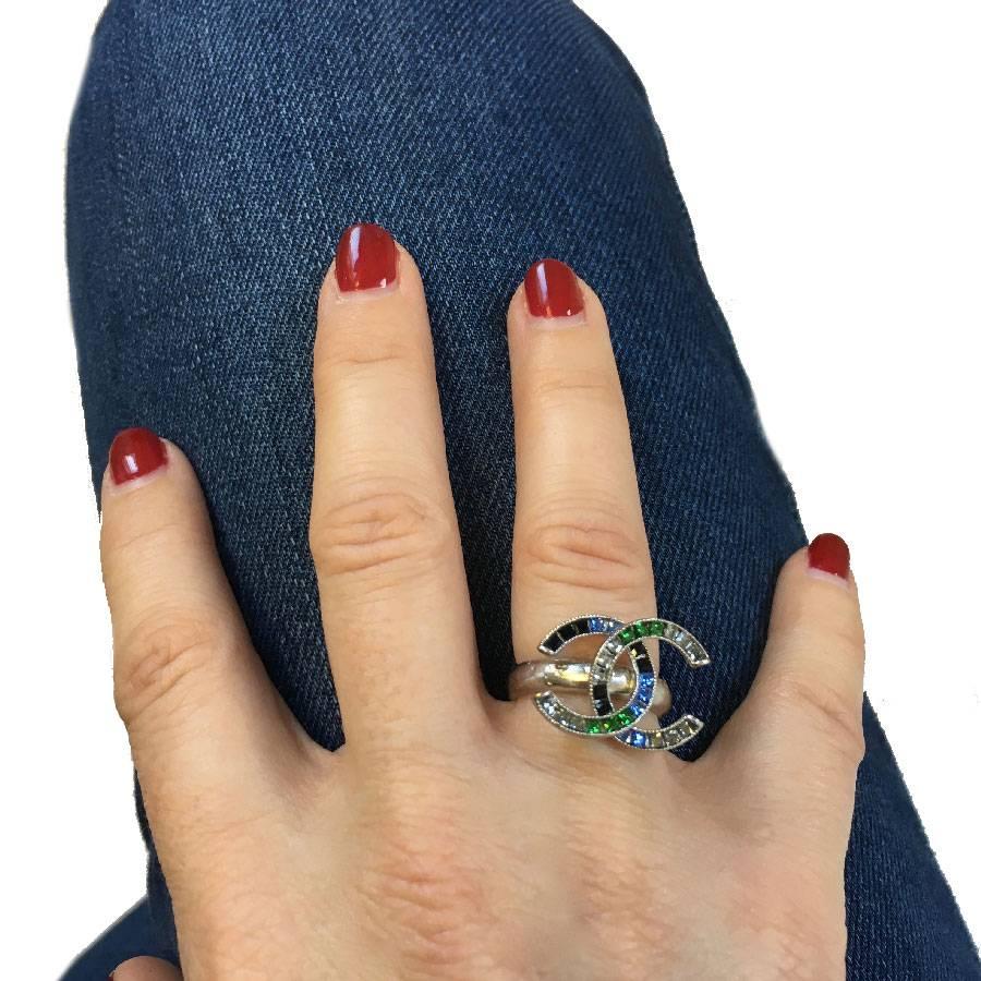 Chanel CC ring in silver metal set with blue, green, white and black rhinestones. Never worn.

Made in France, 2015 collection.

Dimensions: T50, inner diameter: 1.6 cm

Will be delivered in a black box and a Chanel ribbon