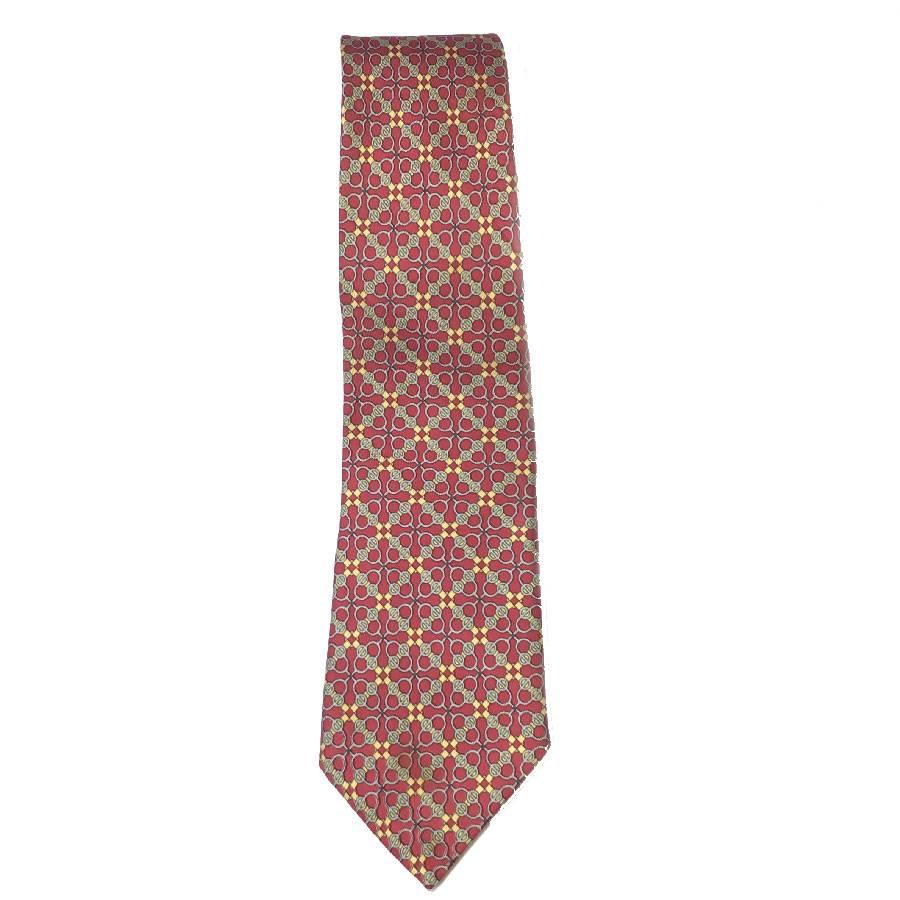 Hermès tie in printed fuchsia silk. In very good condition

Made in France.

Dimensions: width: 9 cm

Will be delivered in a new, non-original dust bag