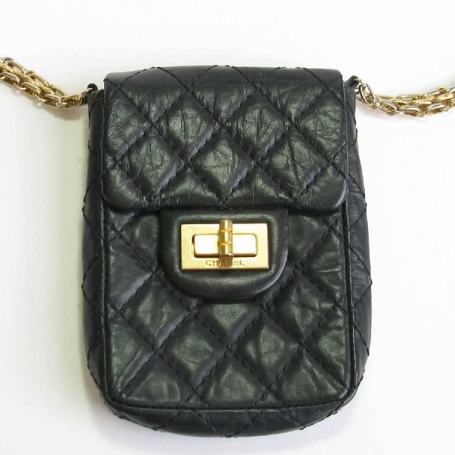 Chanel Clutch in Aged Black Quilted Leather with 2.55 Gold Plated Metal Clasp In Good Condition In Paris, FR