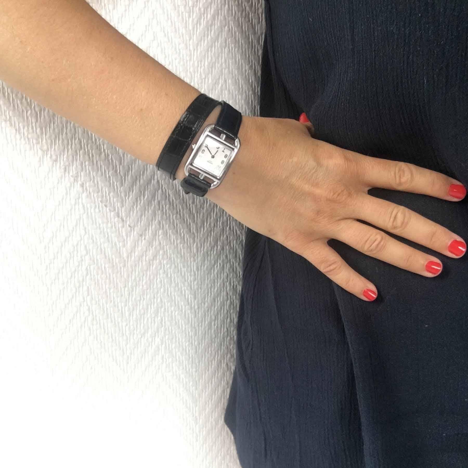 Hermès watch model 'Cape Cod' small model. Double loop bracelet in black Mississippi alligator. Quartz movement, steel case, sapphire crystal, opaline silver metal dial.
Water resistant to 30 m. Made in Switzerland. Some micro scratches on the