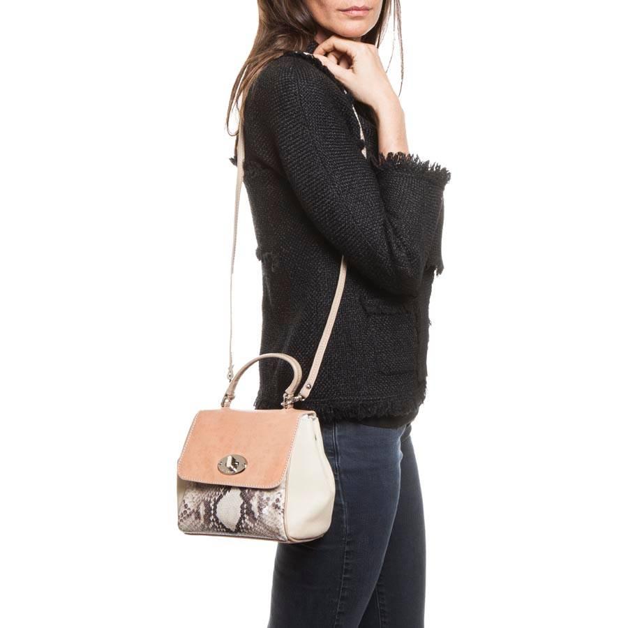 Jackie Smith bag in salmon-stained matte leather, beige suede and python leather. Removable handle and shoulder strap are in beige patent leather. Silver metal hardware. 

Worn by hand, shoulder or crossover using the handle and the shoulder strap.