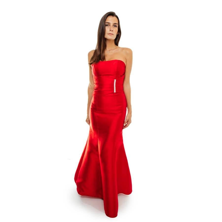 Karen Millen red satin long evening gown. Size 34. Zip closure in the back. 

A draped yoke under the bust with Swaroski crystal liseret. Lined with red silk.

In very good condition.

Dimensions : Height: 134 cm, chest width: 40 cm, width size: 34