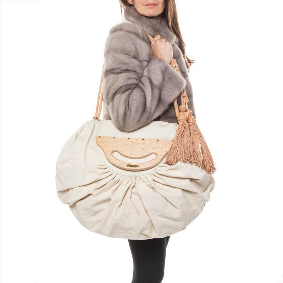 Givenchy 'Collector' tote bag in beige canvas with natural cowhide handles and wooden flap. The interior is in suede with a large zipped pocket. 

In very good condition. Some traces under the bag and around the flap.

Dimensions : Height: 38 cm,