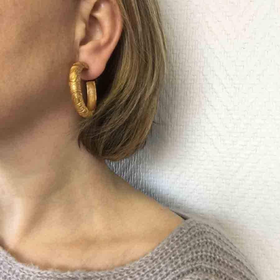 YSL Yves Saint Laurent creole earrings in gilded metal worked finely on all the turn of the hoop. Vintage jewel.

Made in France.

Dimensions : height : 4 cm, inside diameter : 3.2 cm

Will be delivered in a new, non-original dust bag