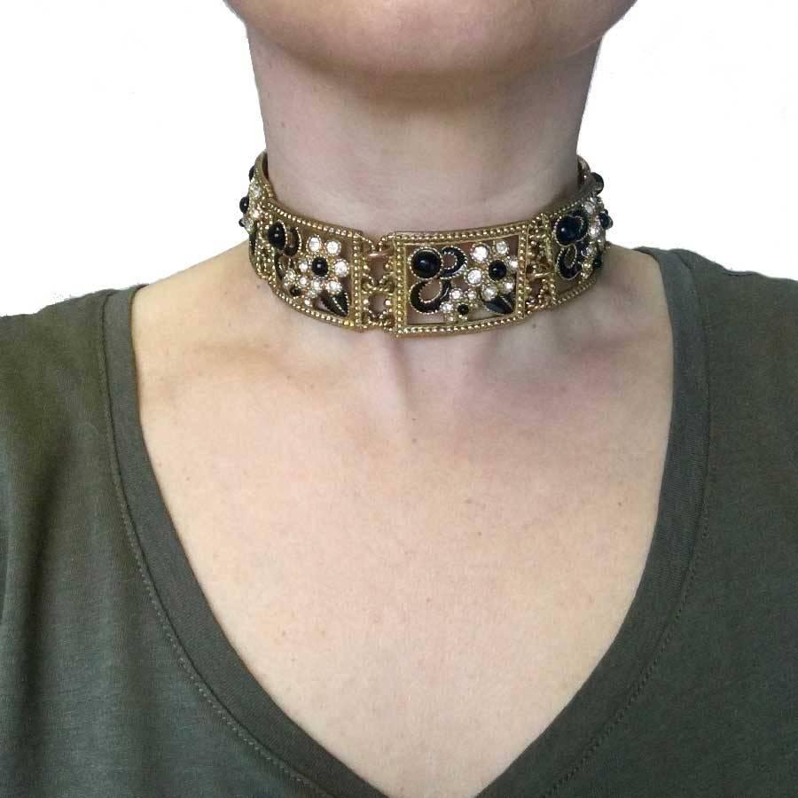Jacques Fath choker necklace in gilded metal, black resin and rhinestones. Some rings have been replaced (see photo).

In very good condition. Made in France

Dimensions: total length: 33 cm, width: 3 cm

Will be delivered in a new, non-original