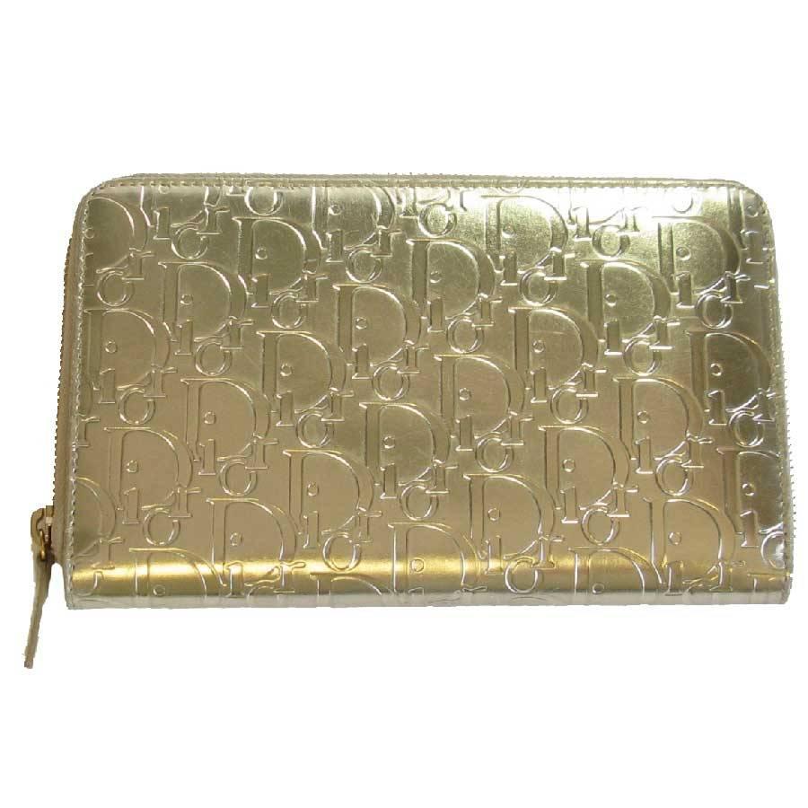 Christian Dior wallet in gold monogram leather. Zip closure

In good condition. Tiny micro-scratches on the leather, the corners are slightly marked. the interior is lined in beige fabric, slightly stained (see photos)

Inside: 2 billows, 12 card
