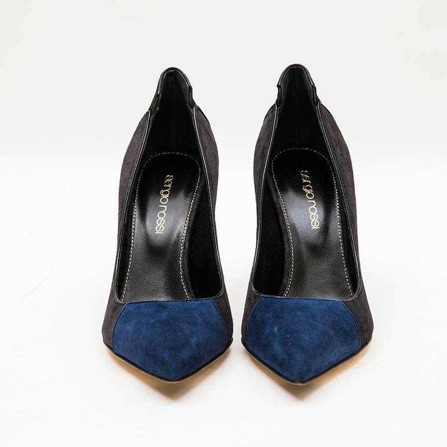 Sergio Rossi high heels in dark gray, black and indigo tricolor suede. New condition. Size 36FR

Made in Italy. The outer soles are made of genuine leather.

Will be delivered in their dust bag and sergio Rossi box