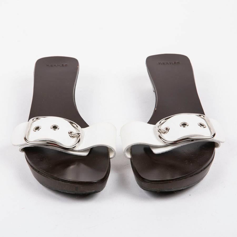 Hermès clog mules in brown wood and white leather. Silver buckle. Size 38FR

In very good condition.

Dimensions : Sole length 24 cm, heel height 3,5 cm

Will be delivered in their Hermes dust bag