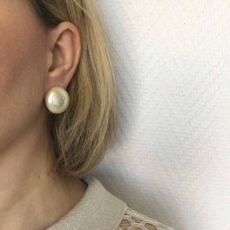 Chanel couture clip-on earrings in pearly molten glass.

In good condition. Small chips on the mother of pearl (see photo).

Made in France.

Dimensions: 2 cm in diameter.

Will be delivered in a non-original black box and a Chanel ribbon