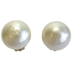 CHANEL Couture Clip-on Earrings in Pearly Molten Glass