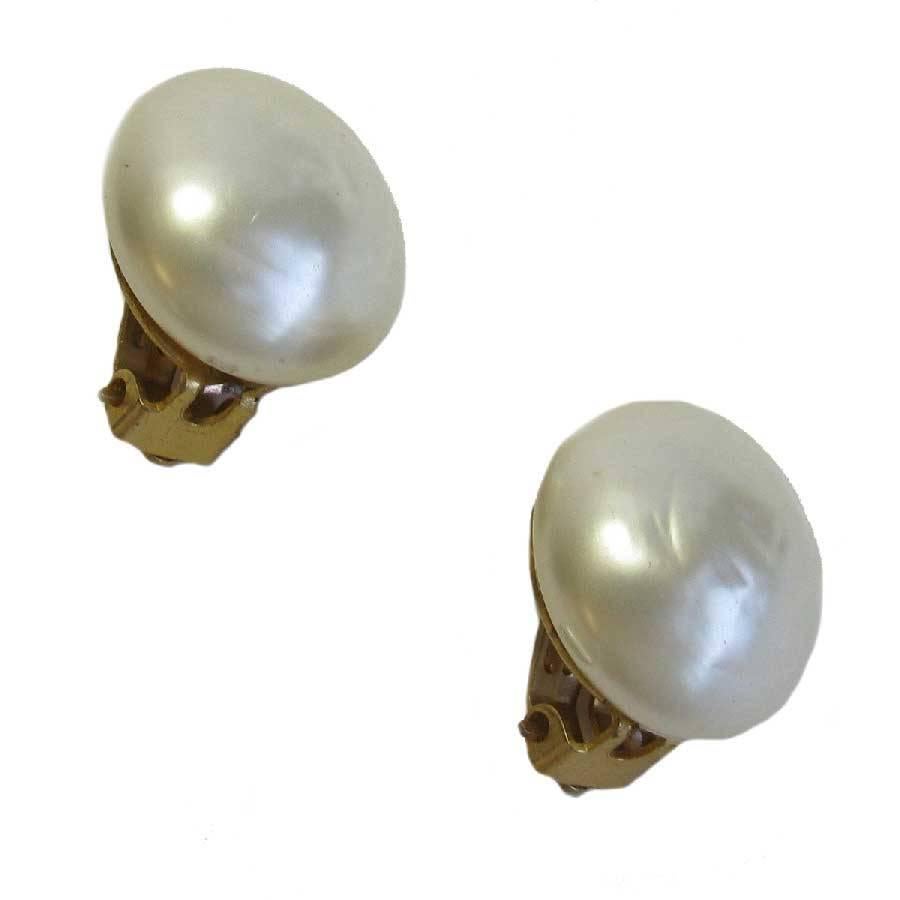 CHANEL Couture Clip-on Earrings in Pearly Molten Glass In Good Condition In Paris, FR