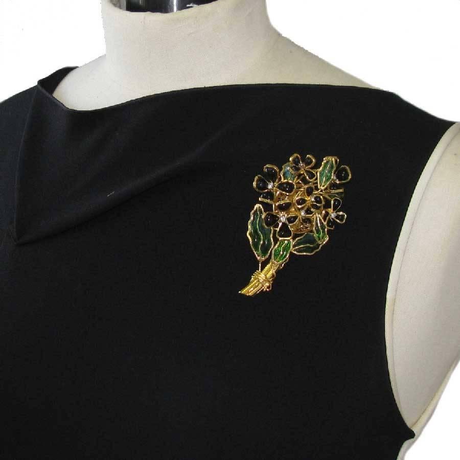 Schöne Blumenbrosche von Marguerite de Valois aus Metall, vergoldet mit Feingold und schwarzem und grünem geschmolzenem Glas. Ein Strassstein ist das Herzstück jeder Blume.

Neuer Zustand. Hergestellt in Frankreich

Das Haus Marguerite de Valois
