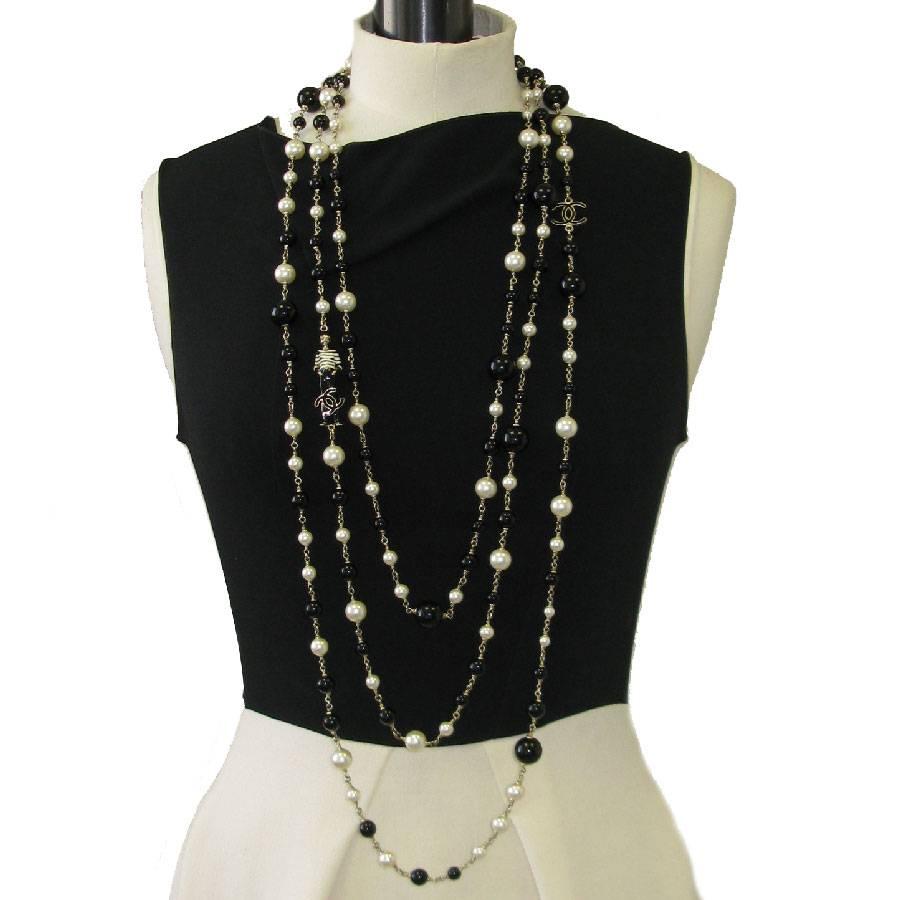 Sublime multi-row Chanel necklace in black and pearl beads, CC and Coco figurine.

2011 cruise collection, made in Italy. New condition.

Dimensions: total length: 100 cm, worn on the shortest: 89 cm, half: 93 cm and the longest: 98 cm

Will be
