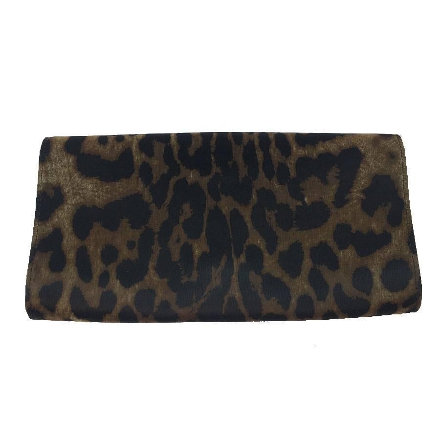 Beautiful and trendy! Yves Saint Laurent Rive Gauche clutch in leopard print satin set with rose gold rhinestones and rhinestones covered with leopard printed silk.

In very good condition. Clasp pressure.

The interior is in brown and old rose