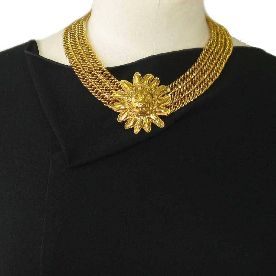 Chanel choker necklace with 3 chains and a lion head in gilded metal. Hook clasp.

Vintage jewel in very good condition. Made in France

Dimensions : total length: 42 cm, width: 2.5 cm. lion's head: 5.5x5 cm

Will be delivered in a non-original