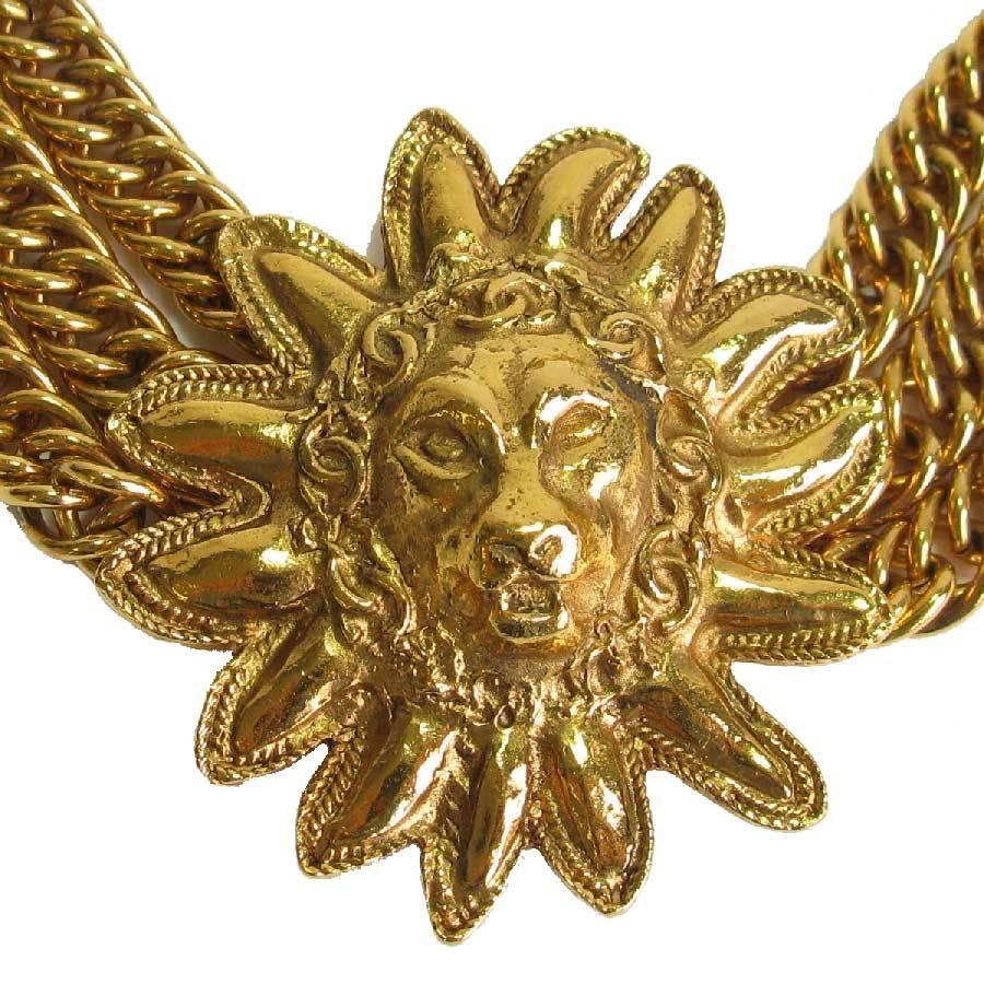 CHANEL Choker Necklace with 3 Chains and a Lion Head in Gilt Metal In Good Condition In Paris, FR
