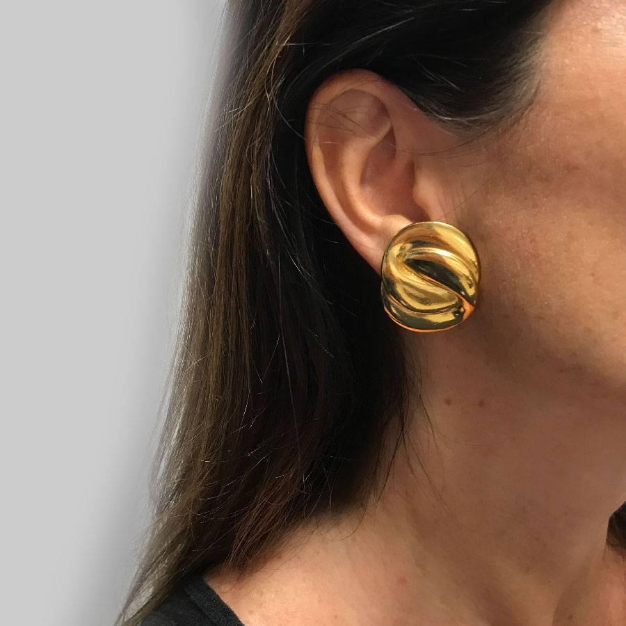 Yves Saint Laurent vintage clip-on earrings in lightly striped gold metal. YSL plate at the back.

Dimensions : Height: 3.5 cm, width: 2.7 cm

Will be delivered in a black box and a new, non-original dust bag