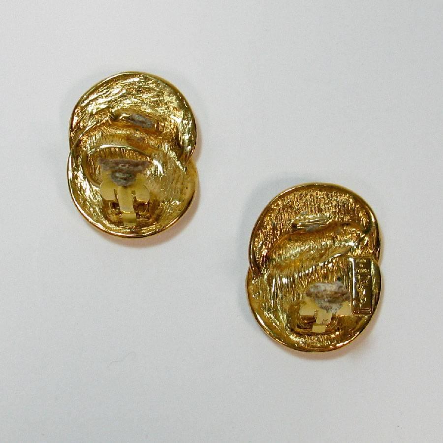 YVES SAINT LAURENT Vintage Clip-on earrings in Gilt Metal In Excellent Condition In Paris, FR