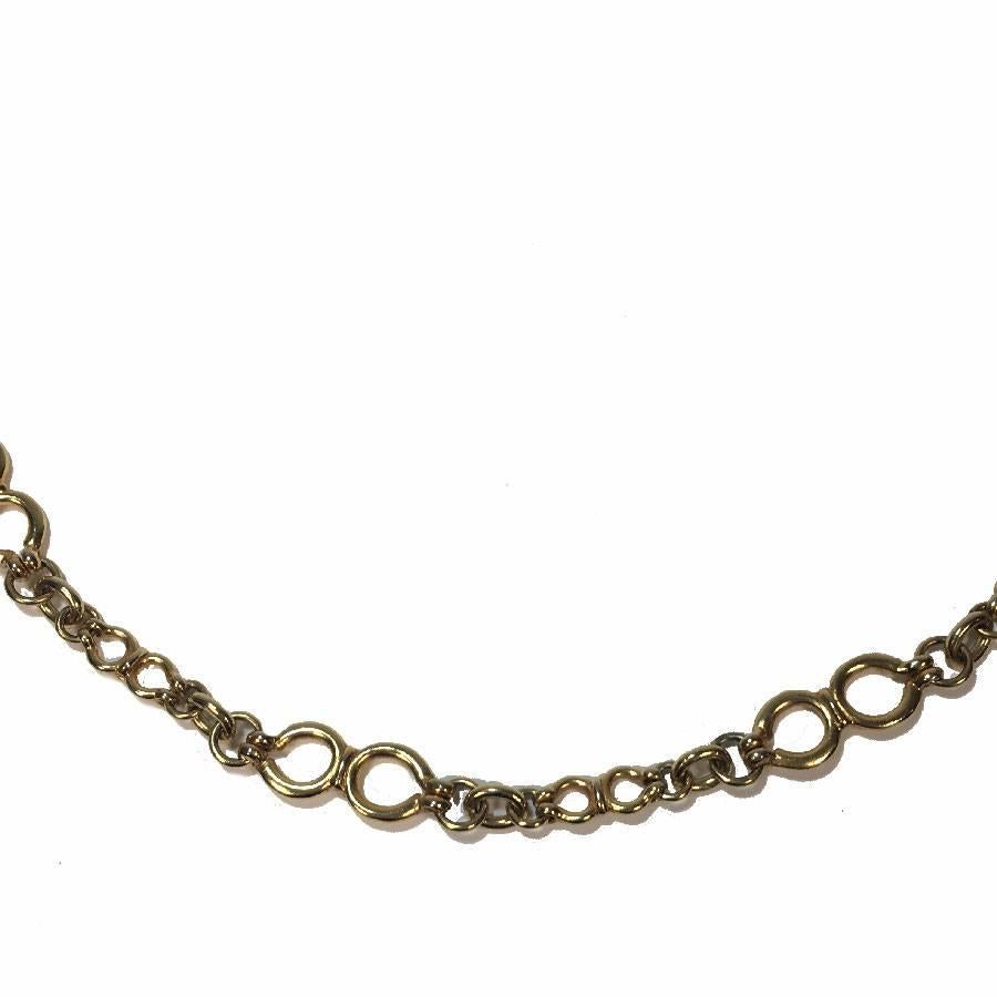 Long necklace Chanel vintage golden metal chain. 90s.

In good condition. The gilding is a little past. Can also be worn as a belt

Dimensions: round neck: 97 cm. Width of big rings: 1,5 cm

Will be delivered in a non-original black box and Chanel