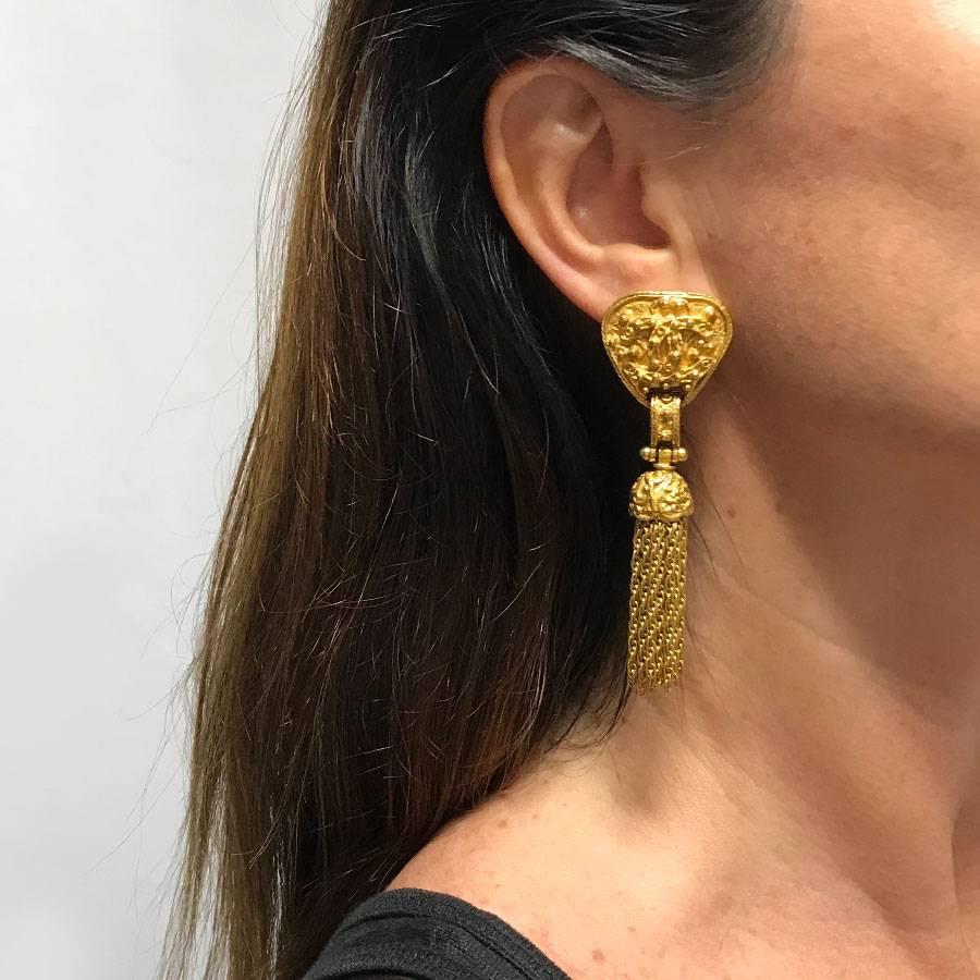 Couture! Chanel vintage dangling clip-on earrings in gilded metal, chains as tassels, CC beautifully worked

Immaculate condition. Presence of the Chanel pellet on the back of the earrings.

Made in France

Dimensions: total length: 8 cm

Will be