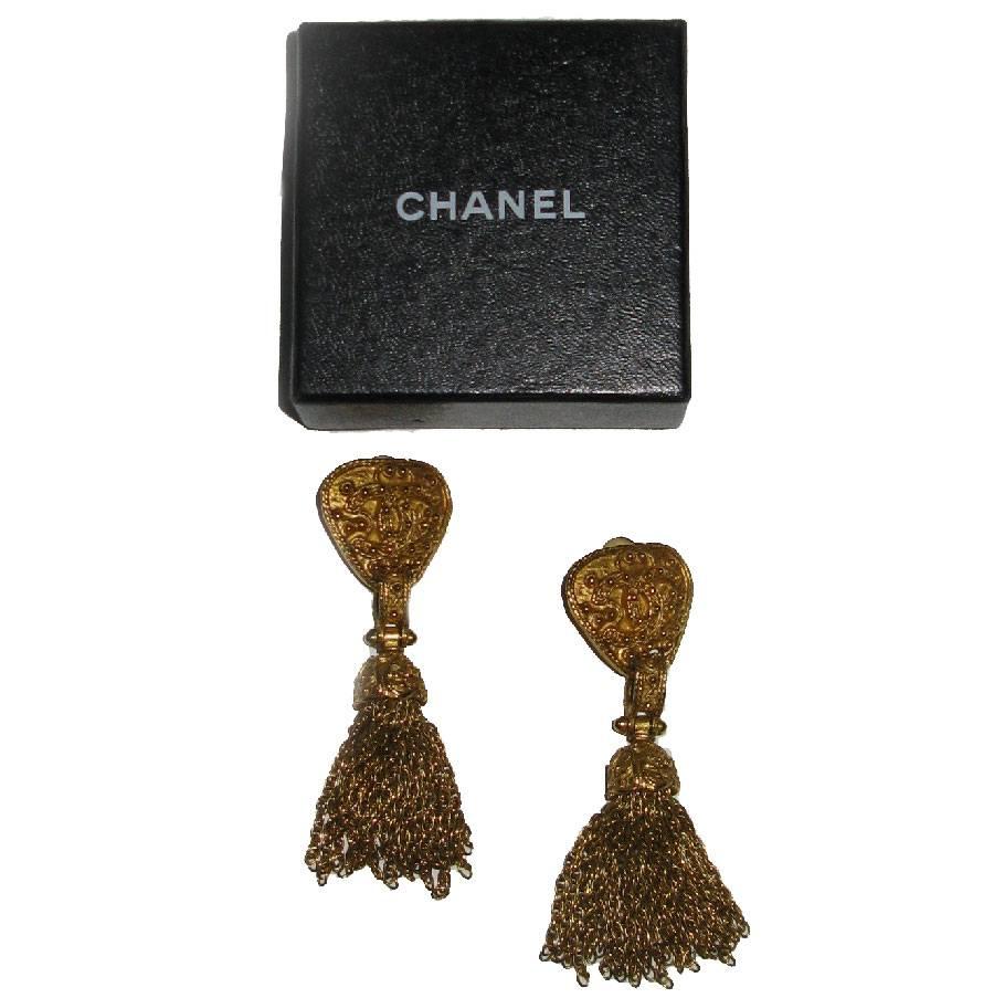CHANEL Vintage Dangling Clip-on Earrings in Gilt Metal 2