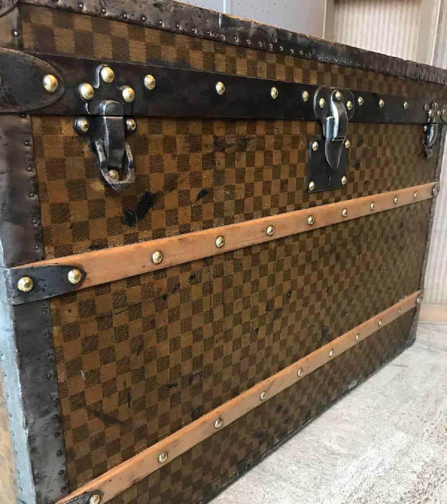 LOUIS VUITTON Vintage 'Universal Exhibition' Trunk in Checkered Brown Canvas In Good Condition In Paris, FR