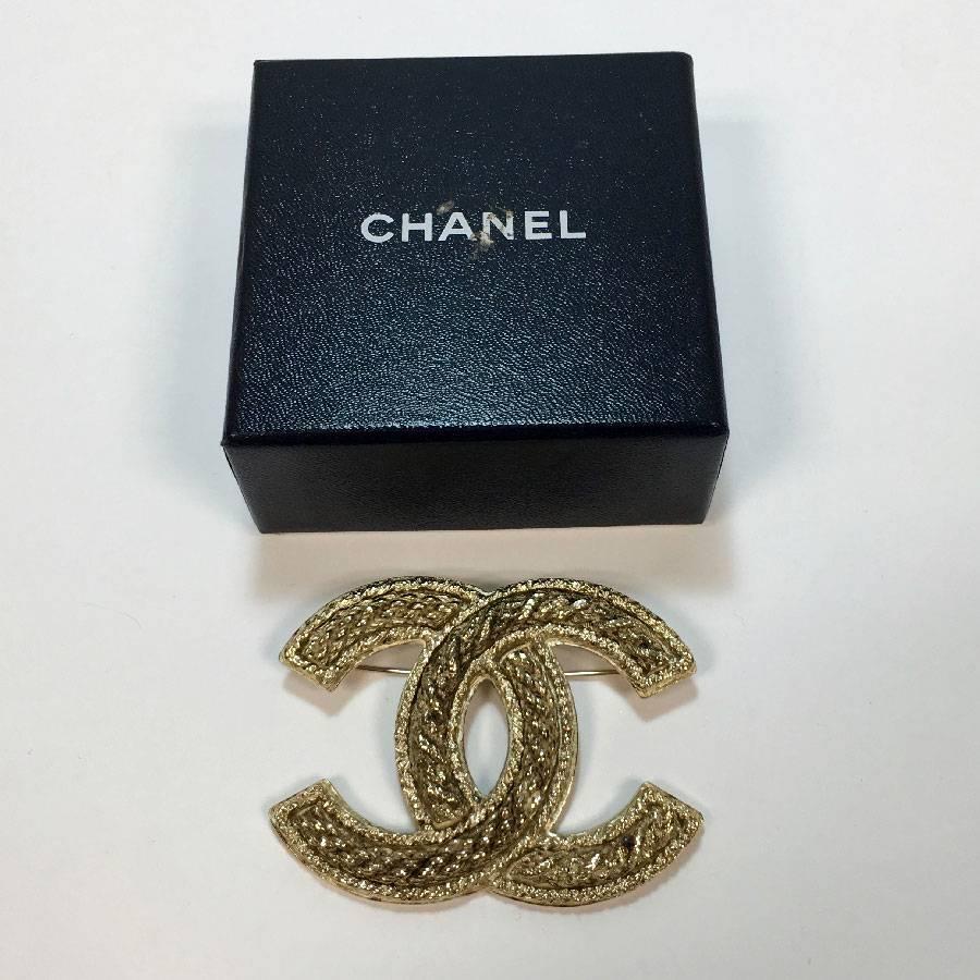 CHANEL Large CC Brooch in Gilt Metal 2