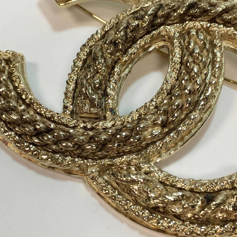 CHANEL Large CC Brooch in Gilt Metal In Excellent Condition In Paris, FR