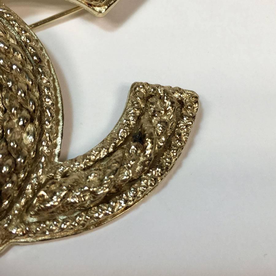 CHANEL Large CC Brooch in Gilt Metal 1