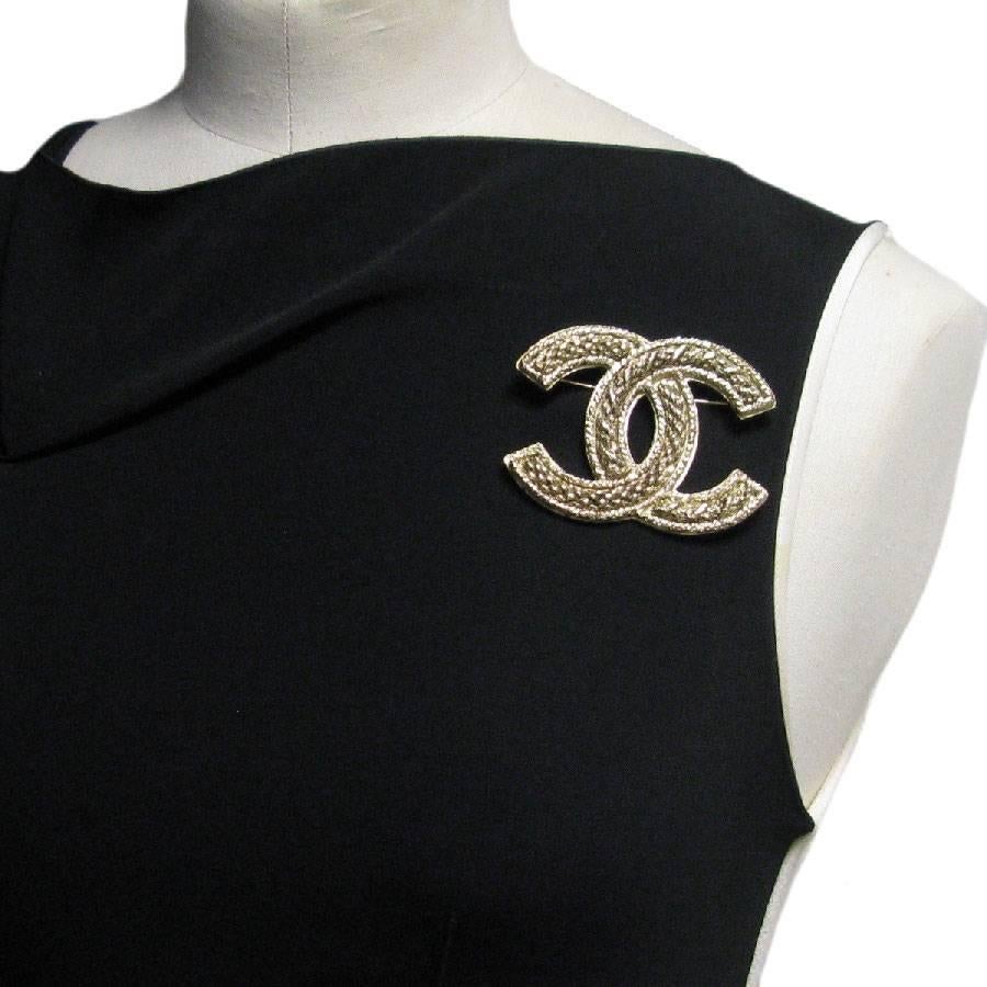 Large Chanel CC Brooch with a chain motif in gold-plated metal. Chanel pastille is missing on the back.

Dimensions : Length: 7.2 cm, height: 5.5 cm

Will be delivered in its Chanel box embellished with a Chanel ribbon and camellia