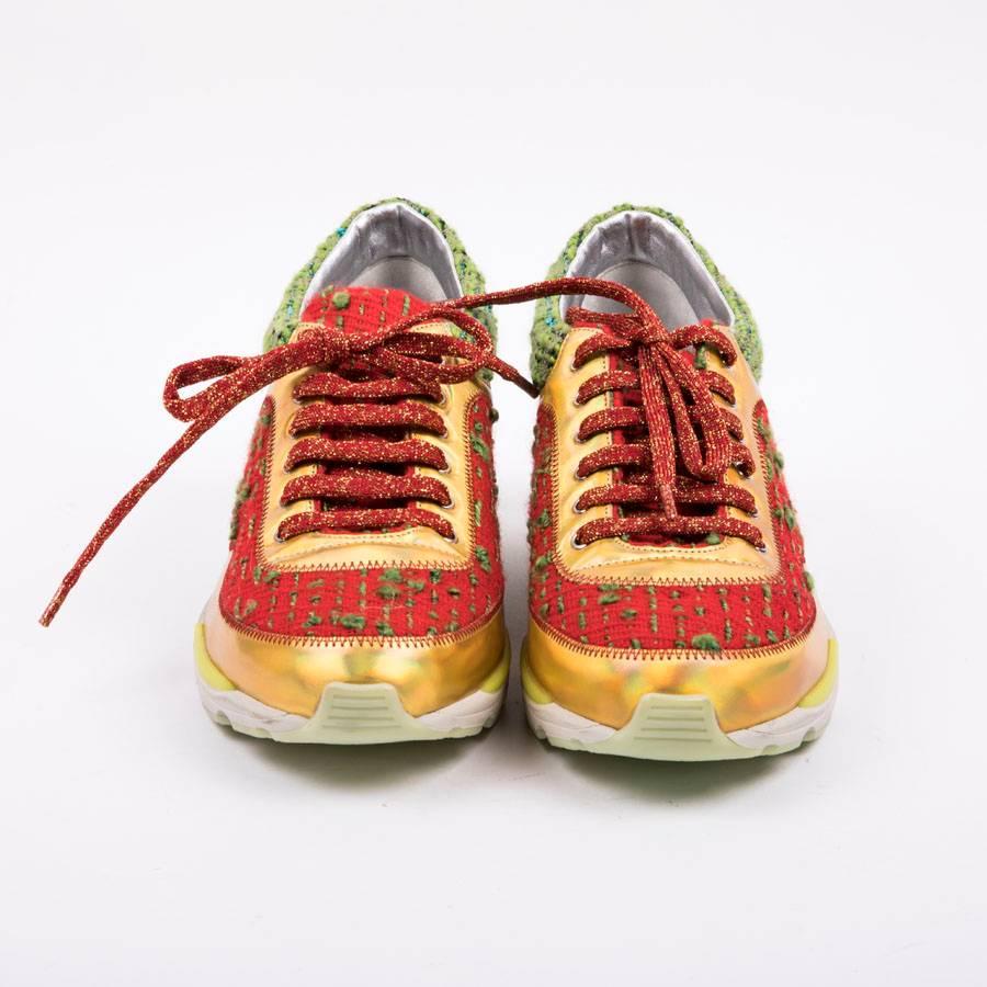 Chanel sneakers in multicolored tweed and leather. Alliance of green and red heather tweed. Stitched inserts in silver and gold leather. Signature of an acronym 'CC' in metal. 
Thick outsoles in rubber. Genuine leather insoles. Size 39FR

Made in