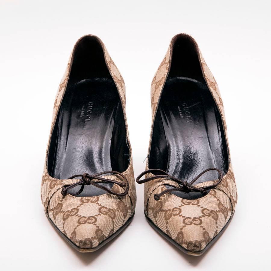 Gucci high heels in monogram pattern canvas. Fine knot in brown leather. Brown wooden heel. Inner and outer soles of genuine leather. Size 37FR

Made in Italy. 

Very good used condition.

Dimensions : Inner sole length 27 cm x Heel height 8