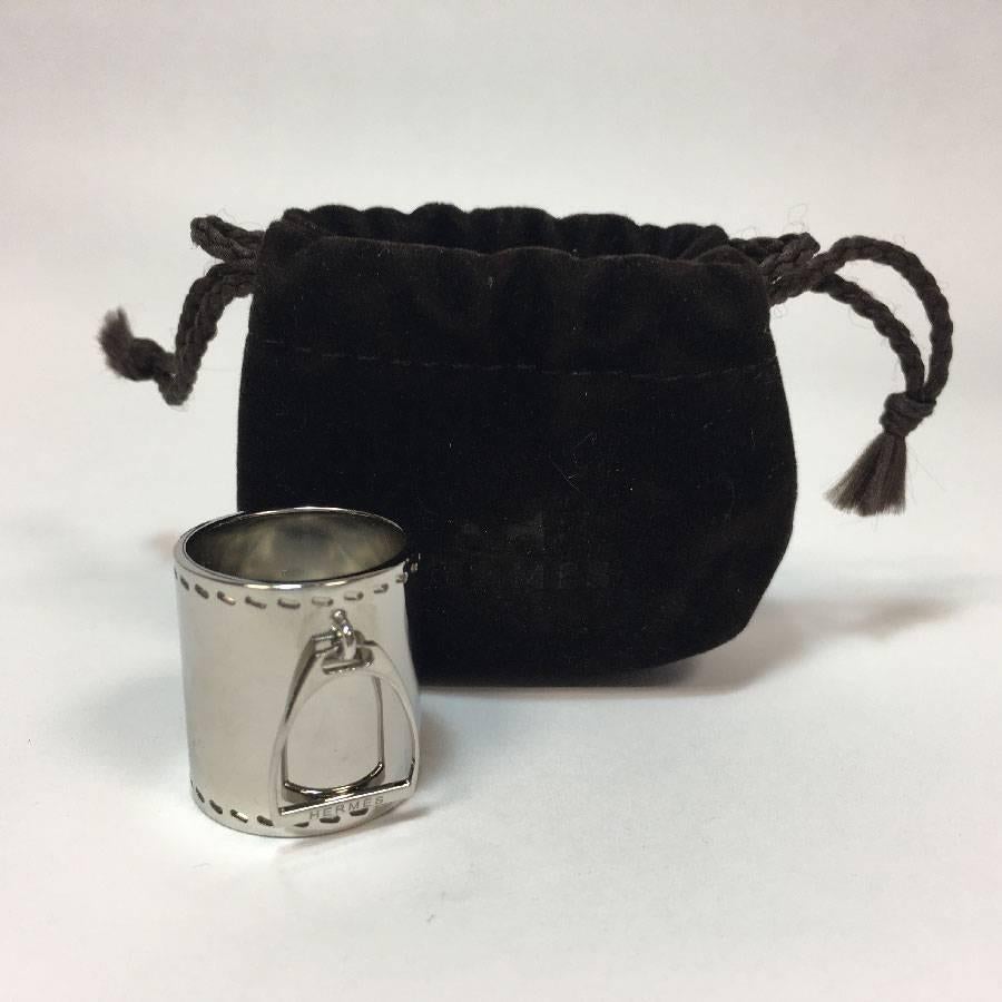 Hermes scarf ring, charm's étrier, in palladium metal.

Dimensions : Length 2.5 cm, diameter: 2 cm

Will be delivered in its Hermès pouch