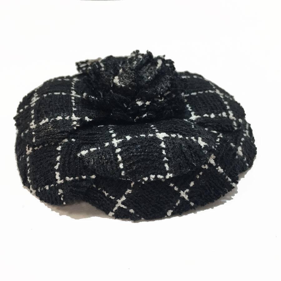 CHANEL Camellia Brooch in Black Checkered with White Fabric In Good Condition In Paris, FR