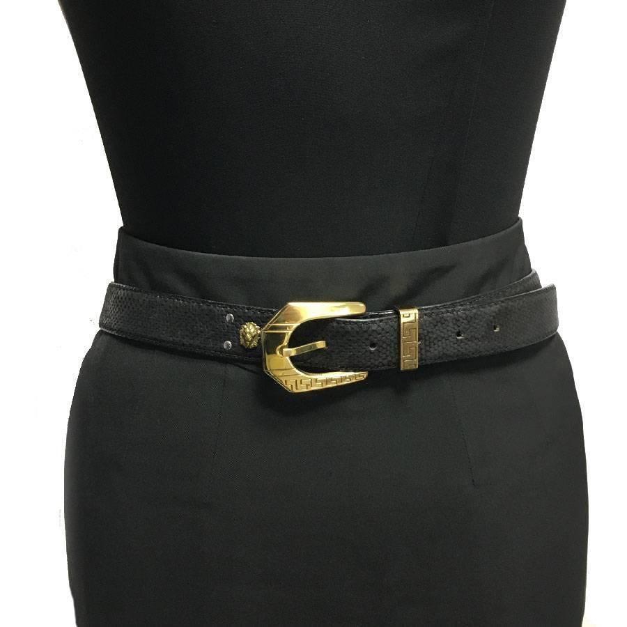 Gianni Versace Versus belt, sport collection in black python pattern leather: vintage piece, gilded metal buckle.

Size 90 FR. In very good condition. Made in Italy.

Dimensions : Total length : 104 cm, width: 3,2cm. Length at the longest: 94 cm,