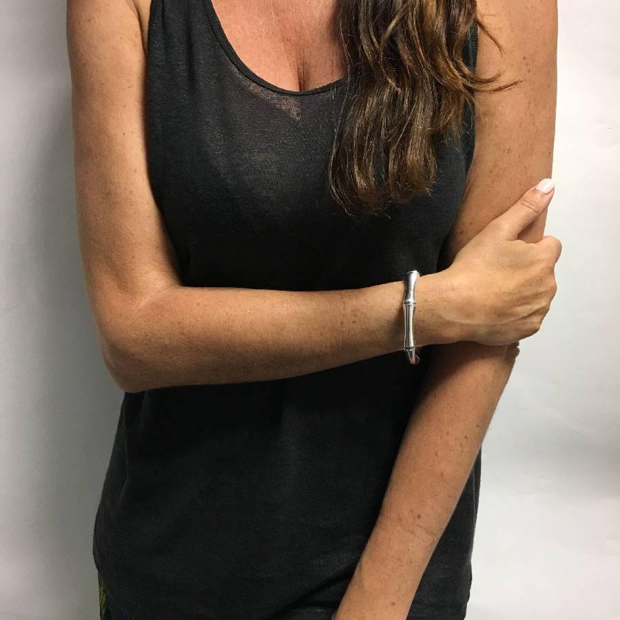 Gucci rigid bamboo bracelet in sterling silver.

In very good condition. Made in Italy.

Wrist circumference: 16 cm. 

Will be delivered in its dustbag Gucci