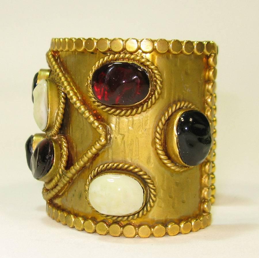 Marguerite de Valois Aged Gilt Metal and Molten Glass Cabochons Cuff Bracelet  In New Condition For Sale In Paris, FR