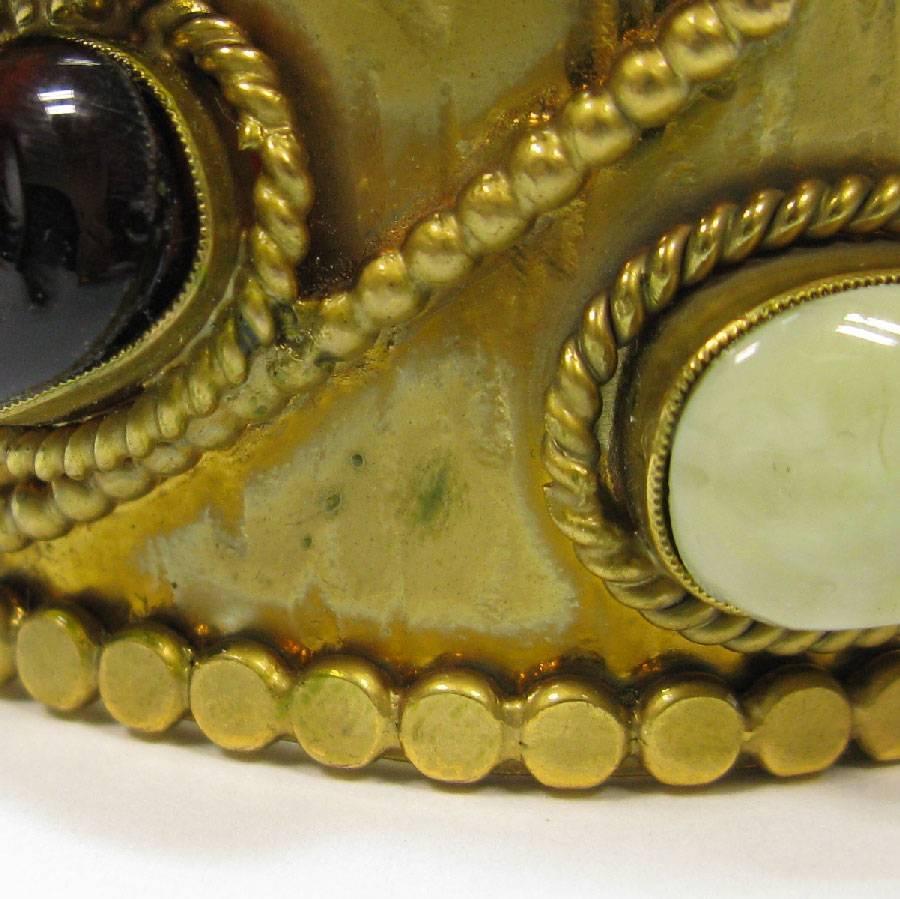 Marguerite de Valois Bracelet manchette en métal doré vieilli et cabochons de verre Molten  en vente 3