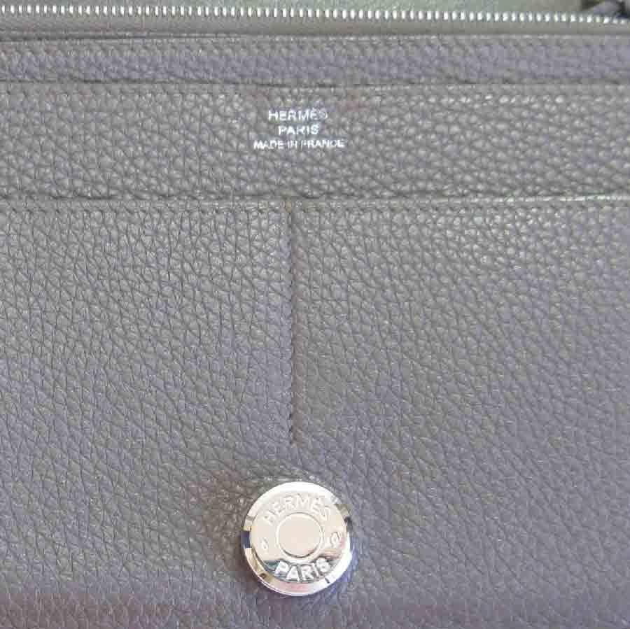 HERMES Dogon Duo Wallet in Etoupe Togo Leather In Good Condition In Paris, FR