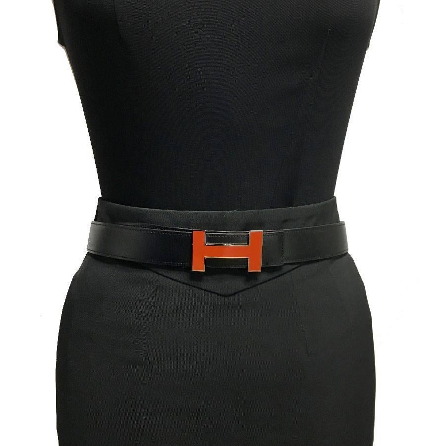 Hermes H reversible belt in black swift leather and brown epsom calfskin.

In very good condition. Made in France, size 80. Stamp R in a square (2014)

Dimensions: total length: 95 cm, worn on the shortest: 77.5 cm, in the middle: 80, the longest: