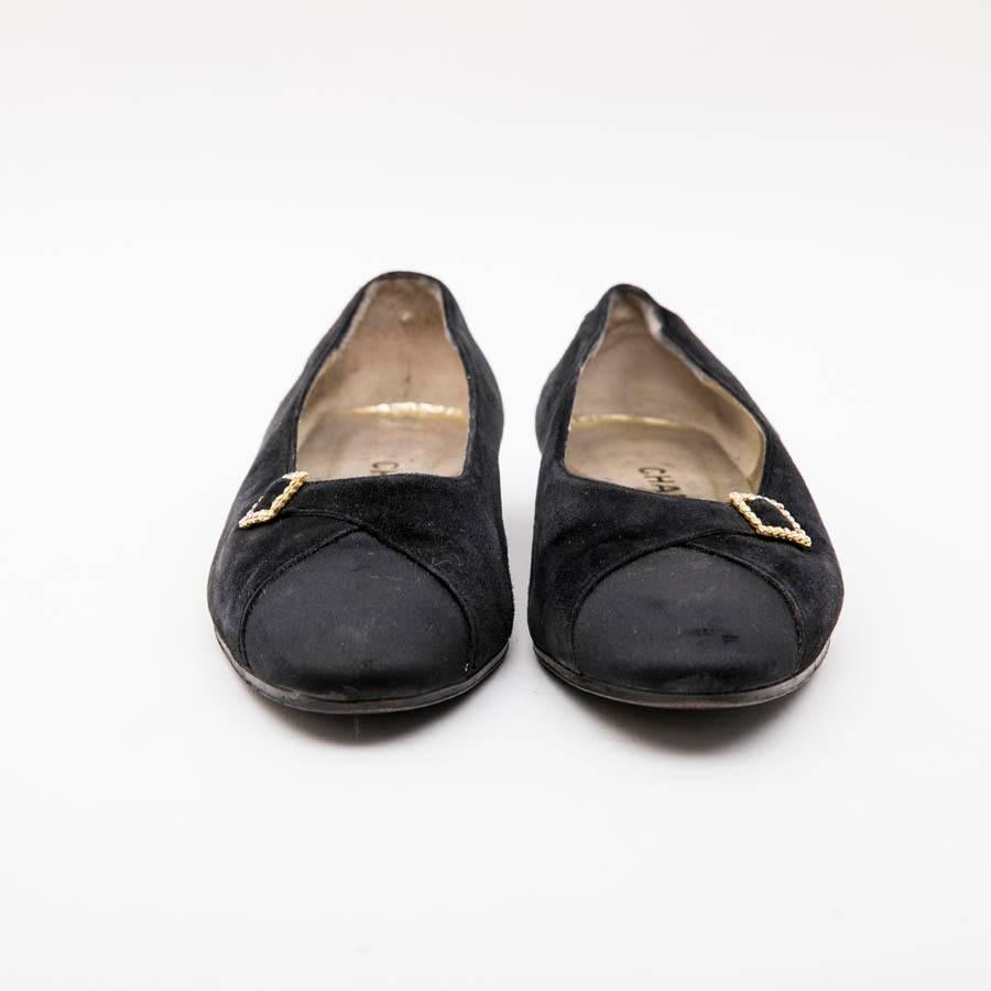 Couture Chanel ballerina shoes in navy blue velvet suede and satin. Size 39.

Made in Italy.

In good used condition. Some marks on the front of the shoes as well as traces of friction of use on the velvet calf.

Dimensions : Insole length 25 cm,