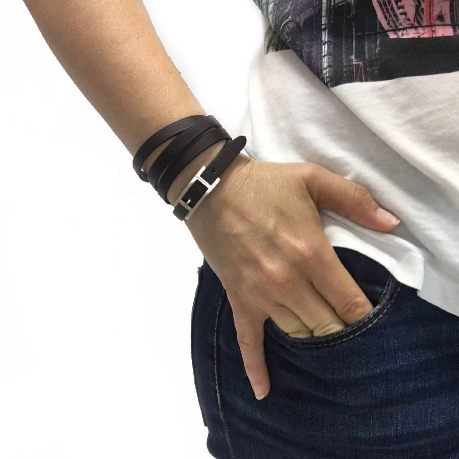 Hermès 'Hapi' 3 bracelet, multi tour in dark brown leather with palladium plated adjustable hardware.

In perfect condition. Stamp L in a square (2008)

Dimensions: width: 0.7 cm, wrist circumference: about 16.5 cm, total length: 74.5 cm. 1st hole: